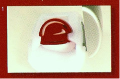 1° passo: incastrare l’applicatore nella confezione. Ci sono delle vere e proprie guide dove incastrarlo e poi farlo scorrere. L’applicatore è uno spettacolo, cattura il colore perfettamente ed è molto morbido da stendere