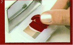 2° passo: far scorrere l’applicatore verso l’ombretto per catturare i colori