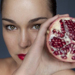 melograno-frutto-donna